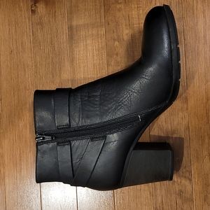 New cushiony vegan leather ankle boots size 9